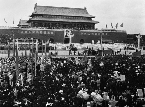 党领导人民成功开创、推进和拓展了中国式现代化