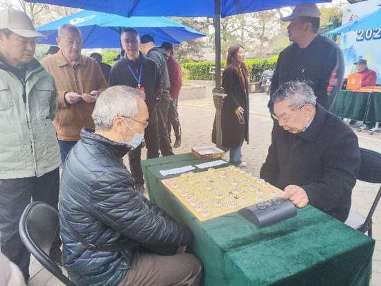 吃烤馕、赛象棋，北京牛街开斋节上架300余种美食文创