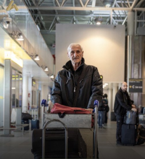 外媒：住机场9个月，意大利男子读报消遣