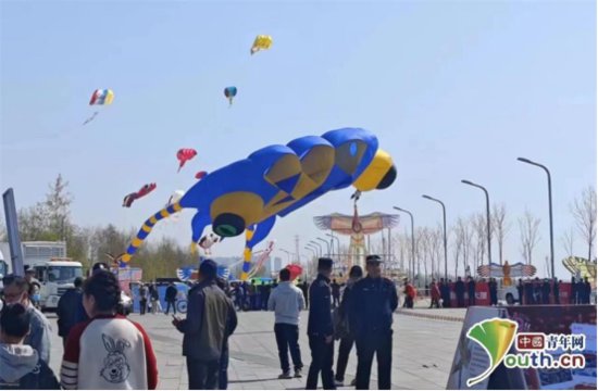 <em>600平米</em>大型风筝亮相 2023哈尔滨国际风筝节开幕