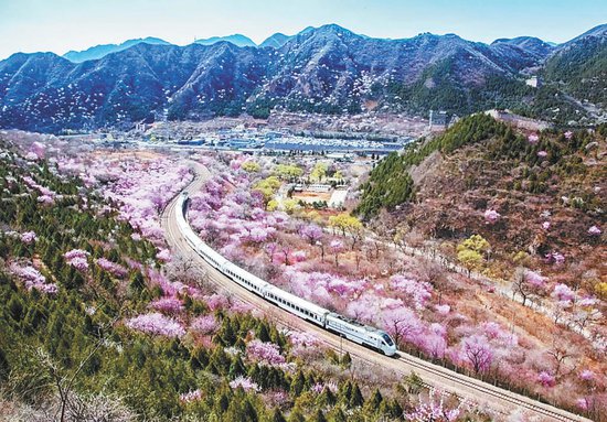 春天的列车<em>看风景</em> 山上的游客看列车