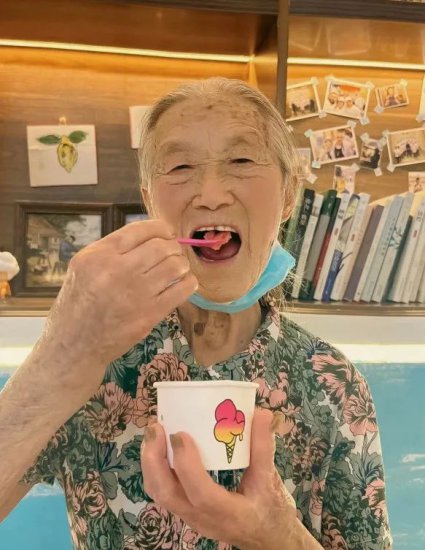 穿背带裤拍照两小时、吃炸鸡撸串串 浙江这位98岁"少女"有<em>点潮</em>