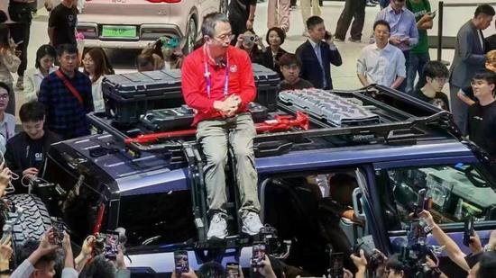 周鸿祎回应北京车展坐上车顶被评<em>最老</em>车模：为证明不是数字人