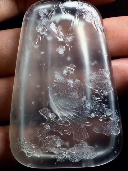 一块千万的玻璃种翡翠原石，擦出的雪花棉散发清新脱俗之美