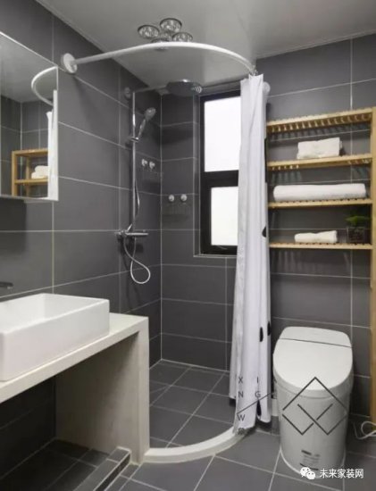 卫生间没有独立淋浴区，试试挂浴帘，简洁<em>实用的卫生间装修</em>！