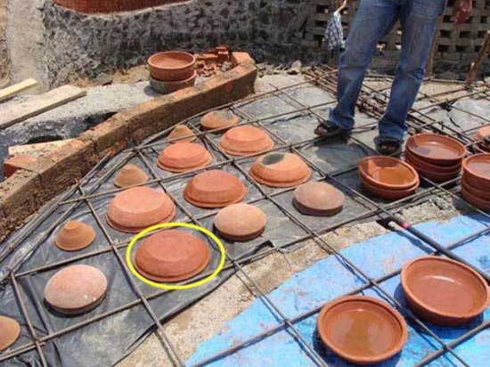 印度工人盖<em>房子</em>为了节省成本，屋顶用陶碗替代填充板，做法聪明