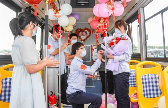 宁波19路公交车上有人浪漫<em>求婚</em>，他们因公交相识相爱