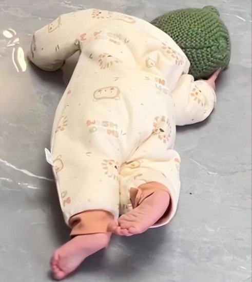 1岁南方宝宝第1次体验北方地暖，瞬间“融化”地板上，姿态太...