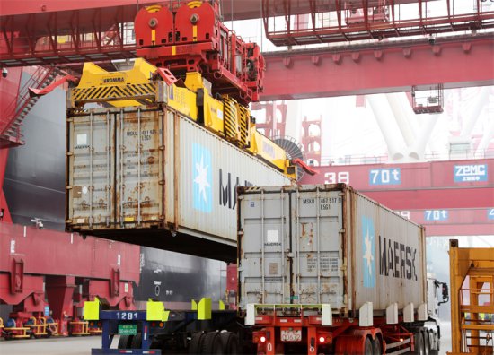 全球最大的超<em>大型</em>集装箱船在山东港口<em>青岛</em>港投入商业运营