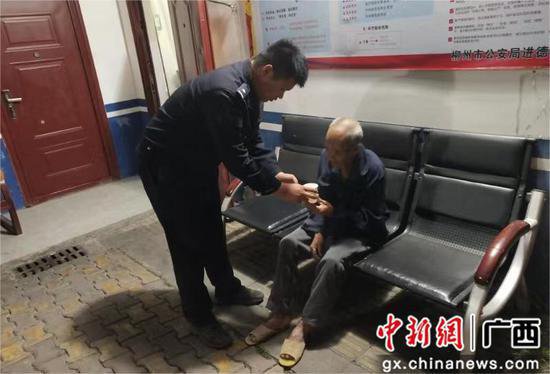 柳州市柳江民警救助走失老人 暖心守护“回家路”