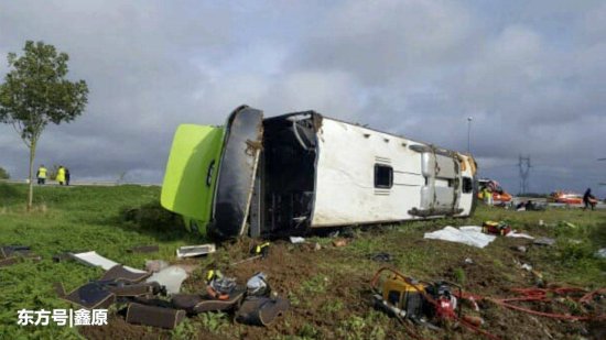 法国<em>长途大巴车</em>因路面湿滑侧翻，酿33人受伤其中4人伤势严重！