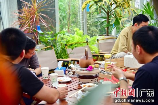 广东佛山：艺术花园上演“围炉<em>煮</em>茶” 受游客欢迎
