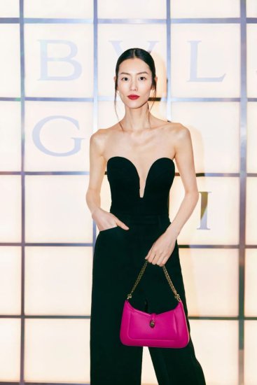 超模刘雯时隔三年回归米兰时装周，为两大品牌闭场走秀！