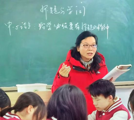重庆科学城巴福中学校语文组开展“五学课堂”实践研讨活动