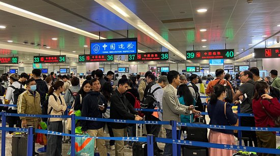 “五一”假期前三天上海边检在空港口岸累计查验出入境人员超...