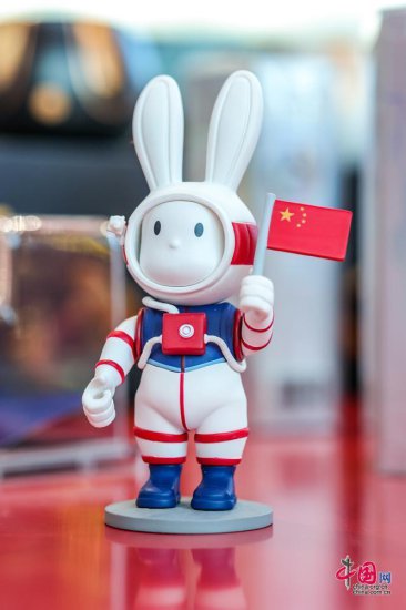 中国探月太空兔“兔星星”陪伴过小年 “科技、文化、艺术”扮靓...