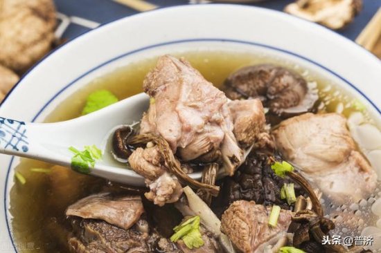 <em>鸭汤</em>跟什么炖好喝？和鸡一起炖，冬令很滋补，江淮地区传统靓汤
