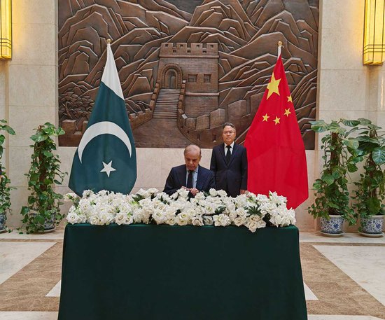 巴基斯坦总理吊唁达苏<em>恐怖袭击</em>事件遇难中国公民