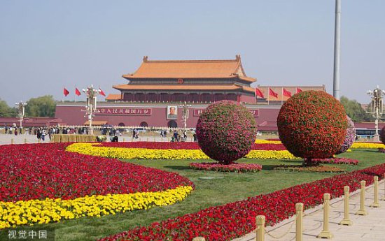 北京天安<em>门两侧</em>绿地布置28万株花卉迎“五一”