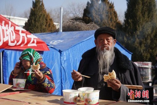 自行式炊事车为青海民和中川乡受灾民众准备热腾午餐