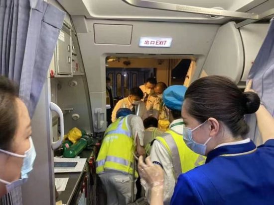<em>旅客空中</em>呼吸困难 航班备降上海送医救治