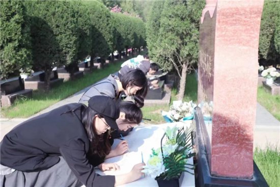 以我之笔，描您英名——阜阳师范大学学生志愿者为烈士墓碑描金