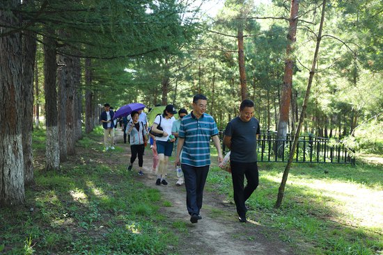 行政学院举办“共庆教师节 健康徒步行”主题活动