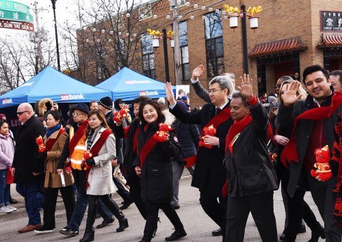 芝加哥举办<em>鼠年</em>新春大游行 一万八千人涌向中国城