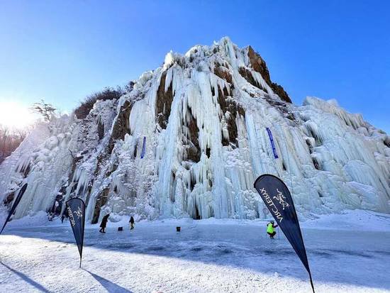 冰壁上的“速度与激情”，庄河<em>天门</em>山攀冰邀请赛开赛