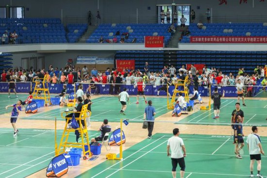武汉大学举行教职工羽毛球比赛