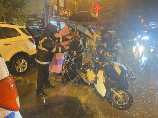 综合行政执法人员冒雨救助受伤者