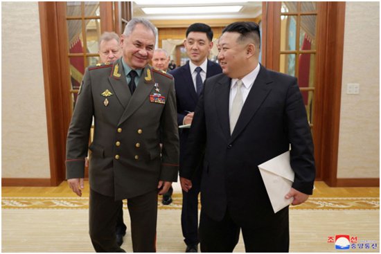 外媒：金正恩会见俄防长，双方一同参观朝鲜“新型<em>武器装备</em>”