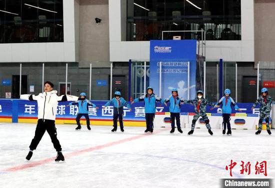青海西宁：冰雪运动进校园