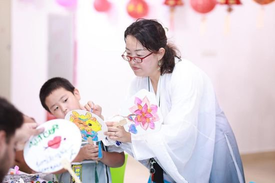 海南医学院举办欢乐感知中国年系列活动——“提花灯 向未来”和...