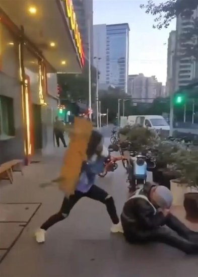 上海一<em>女子殴打</em>代驾还声称“男友是公安局的”，警方：刑拘！