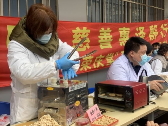 中医市集开在上海居民区内，<em>望闻问切</em>之余还能测骨密度？