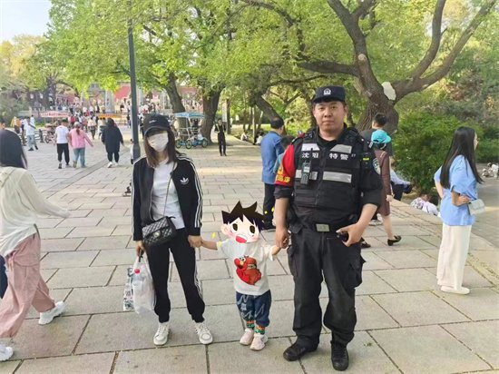 女子与3岁女儿在北陵公园走散 沈阳民警20分钟帮找回