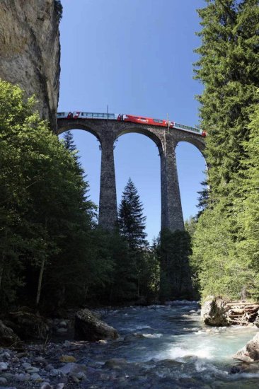 三条“网红”观光列车路线，驶入瑞士<em>的山水</em>秋色