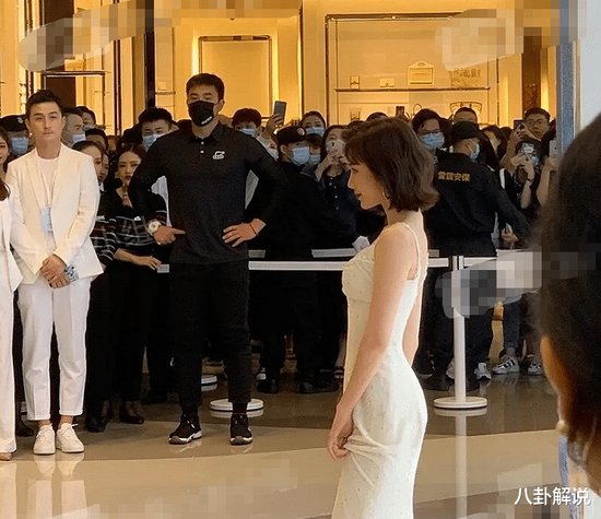 毛晓彤活动生图，一身白裙身材曲线超好，原相机里的状态好美