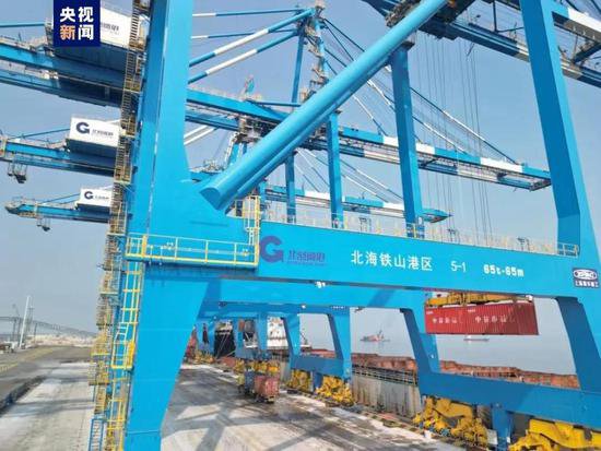 广西北海码头首次接卸4万吨级集装箱船舶