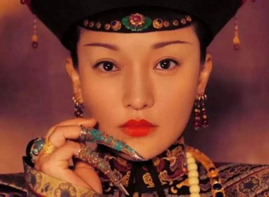 清朝时期，<em>妃嫔</em>为何总戴长指甲套？主要是为了方便皇帝