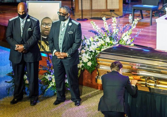 弗洛伊德追悼会 事发地市长跪在灵柩前大哭