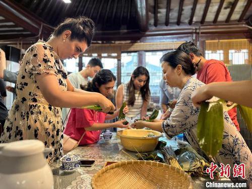 外国留学生“邂逅”端午节体验中华传统文化
