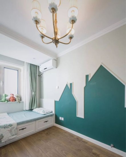 面积<em>小</em>的卧室，床靠墙布置，实用宽敞舒适！