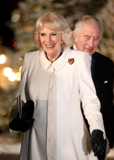 英王室一家亮相圣诞活动，卡米拉穿豹纹裙，凯特戴百元耳环