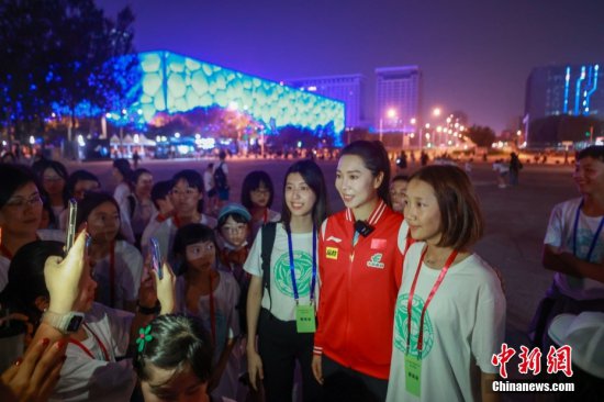 百余名华裔<em>青少年参观</em>北京奥林匹克公园