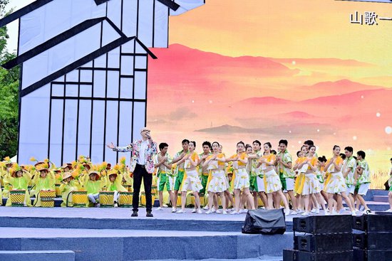 歌手平安赴蓬安达州两城文艺展演活动 为中国农民丰收节献唱助力