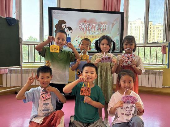 轮台县第四幼儿园开展“以爱之名 感恩有您”母亲节主题教育活动