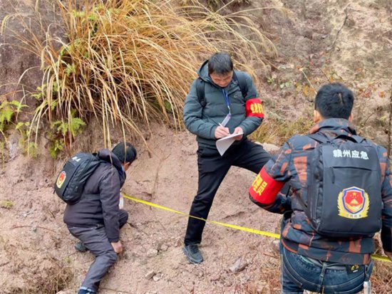 兴国县应急局开展地质灾害隐患点检查活动