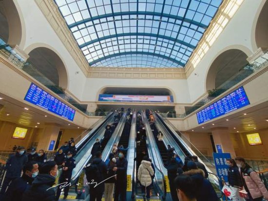 上海游客来哈尔滨旅游，看见哈尔滨火车站都惊了：这是到<em>欧洲</em>了...